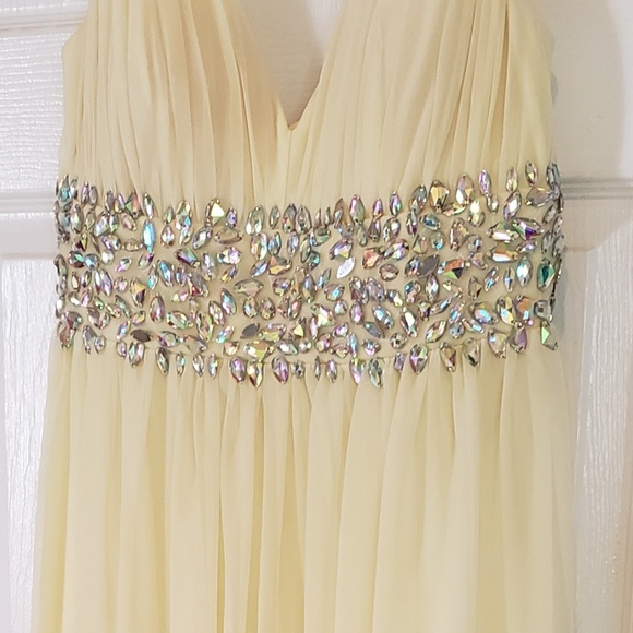 Beautiful light yellow gown - Picture 3 of 6